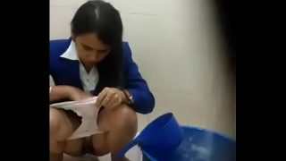 Ngintip Cewek Pipis Di Toilet SPBU Part 3