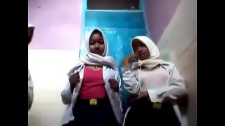 3 Siswi SMP Jilbab Lesbi di Kamar Mandi