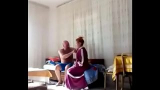Su Marido Se Endeuda Pero Ella Paga