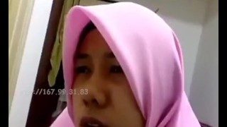 Indonesia Skandal Tante Dewi Tudung Pink nyepong kontol selingkuhan