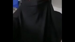 Gostosa peituda de hijab faz strip